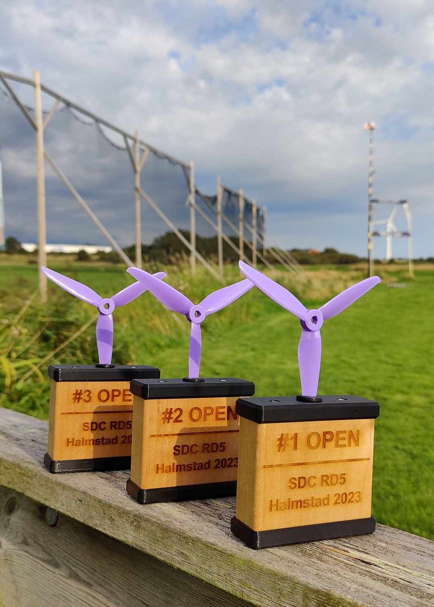 I lördags landade Swedish Drone Cup hos Hökarklubben i #halmstad På plats fanns svenska landslaget som nu gör sig redo för VM i Korea i oktober. Lördagens vinster kammade dock vännerna från Danmark hem men tre danskar i topp..
dronecup.se/tavlingar-2023/