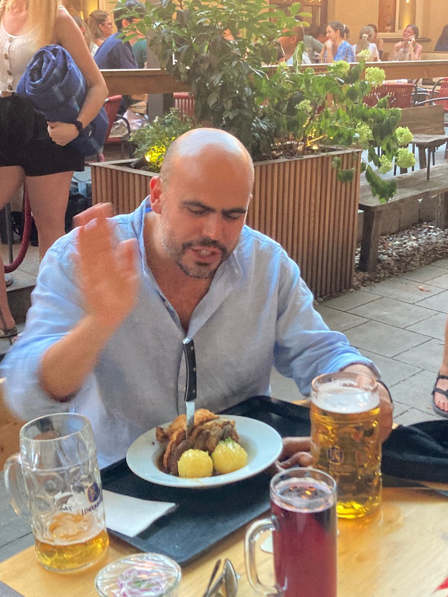 2023 winner of Friedrich Wilhelm Bessel-Forschungspreis, Herr Prof Dr @StePalminteri completed his first visit to Bavaria with schweinshaxe and ample quantities of beer. We look forward to next rounds in Berlin @arc_mpib, Hamburg @SebastianGluth and Tubingen  @TheCharleyWu