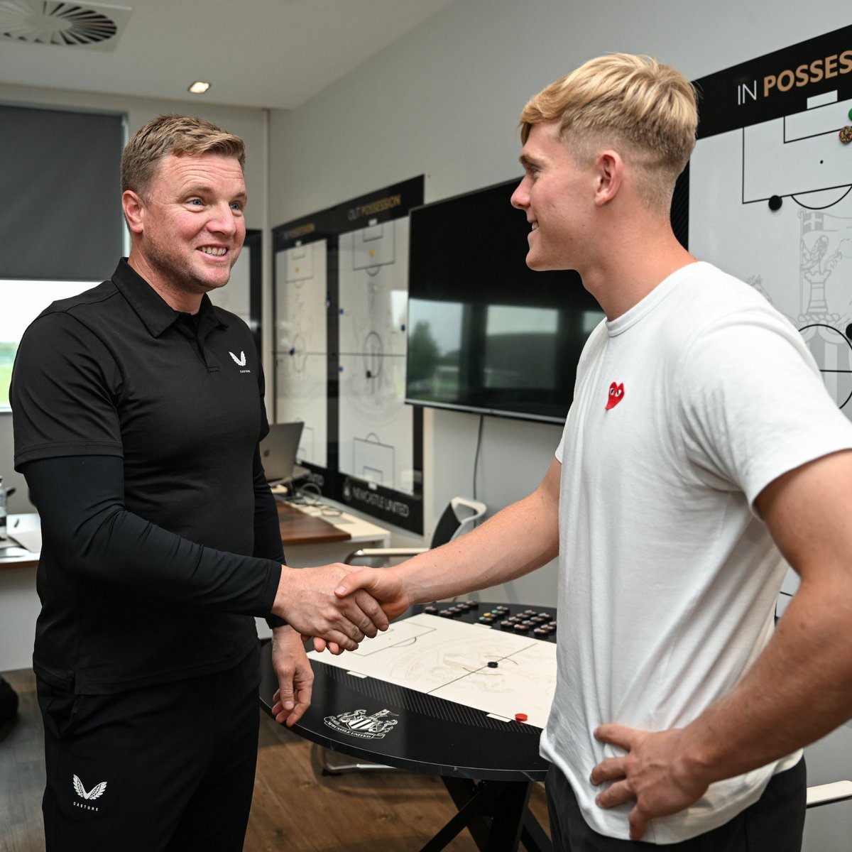 FabrizioRomano's tweet photo. Lewis Hall with Eddie Howe after signing official contract at Newcastle ⚪️⚫️🤝🏻

Deal completed with Chelsea — the buy clause is mandatory. Permanent move + sell-on clause. https://t.co/ue8oh0kZuQ