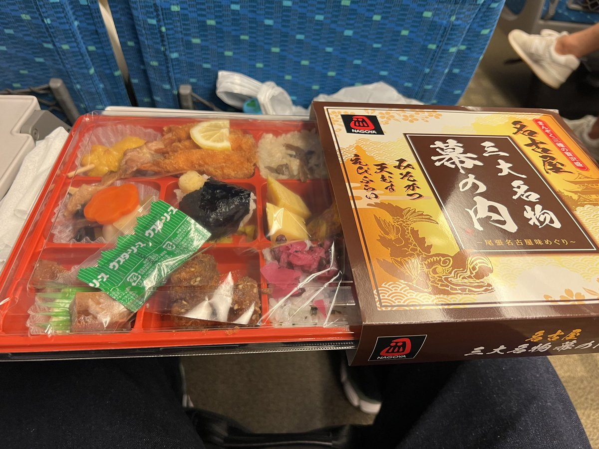 駅ホームのキオスクで買った弁当。箸入ってるとか言ってたくせに入ってない。
妻の分は入ってて、自分の分は入ってないので完全に入れ忘れと思われます。
これはめちゃくちゃ腹立つ。笑
#株式会社だるま #名古屋三大名物幕の内　#箸ください　#絶望感