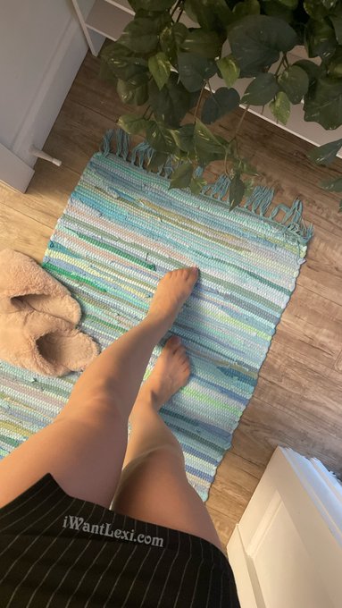 Play a little footsie? https://t.co/yhHyKXB7pg https://t.co/G5Y0qHYqW4