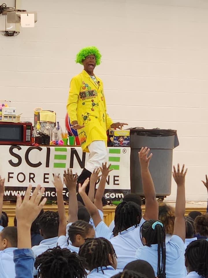 craighead_lions's tweet photo. Craighead had a spectacular visitor Friday! The Science Machine gave our students a spectacular lesson on Science! #MCPSS #thesciencemachine #craigheadlions #AimForExcellence ππ¦π§ͺ https://t.co/K6tX2WMalB