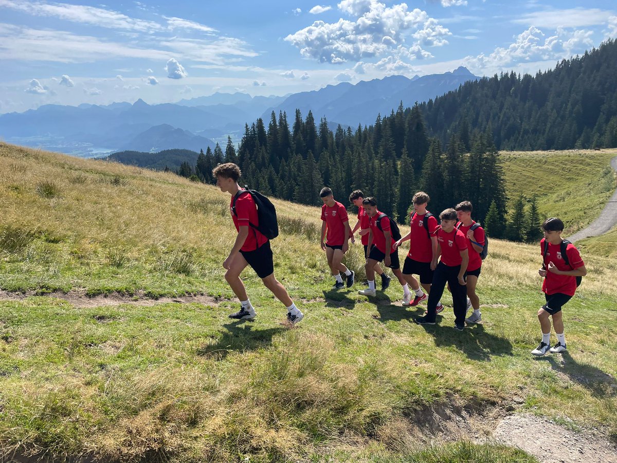 Unsere U19-Kicker arbeiten aktuell am Feinschliff für die bevorstehende Saison 2023/24 in der <a href="/EnBWOberliga/">EnBW Oberliga</a>. Dabei ging's für das Team von Coach Julian Schieber bei besten Bedingungen u.a. für ein viertägiges Trainingslager ins Allgäu nach Nesselwang. 

#DorfklubTalente | 🔴🌳⚫️