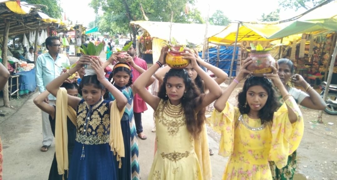 prochhindwara's tweet photo. #माचागोरा समूह जल प्रदाय योजना के अंतर्गत पेयजल आपूर्ति से लाभान्वित होने वाले 7 विकासखंडों के सभी 711 ग्रामों से तिथिवार जल कलश यात्राएं निकाली जा रही हैं।
#JalJeevanMission
#machagora
#procwa
#छिन्दवाड़ा
#JansamparkMP https://t.co/8KM7JMpvR7