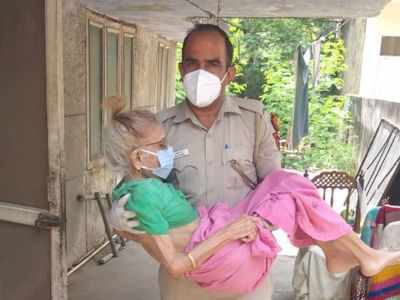 RajbeerGola's tweet photo. #बेसहाराहरियाणापुलिस     .हिमालय से ऊचा साहस उनका,
सिर जो किसी के आगे न झुका।
मातृभूमि के लिए किया सब अर्पण,
ऐसे पुलिस वीरों को मेरा नमन। हरियाणा पुलिस https://t.co/Ewkc5k4V8f