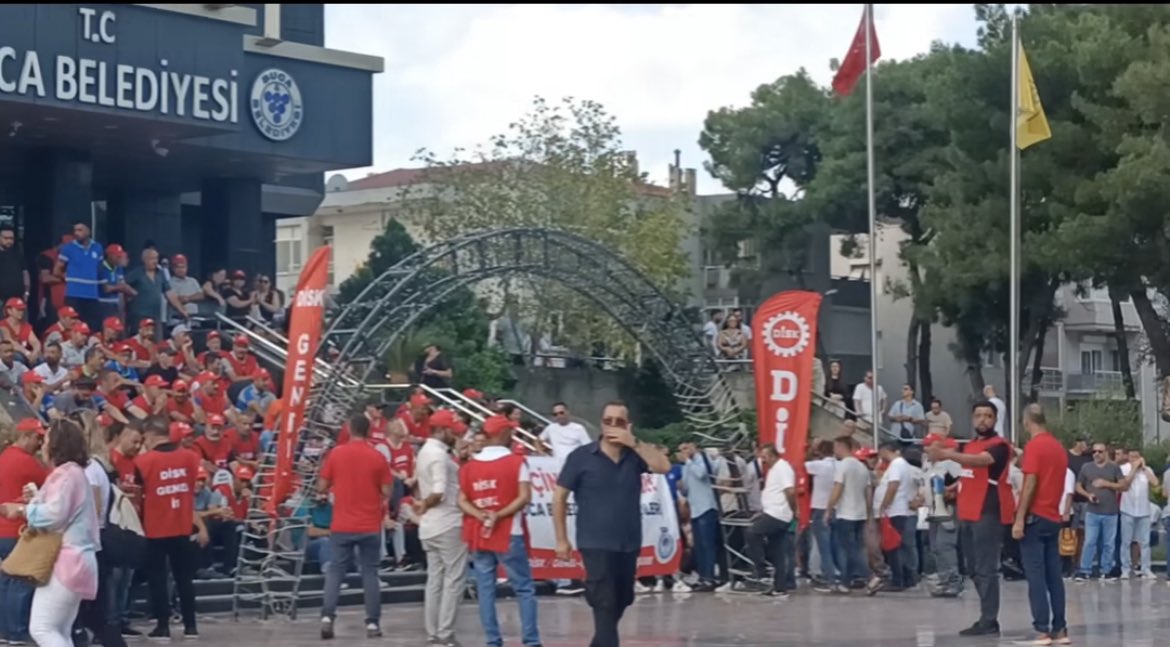 emrullhduran's tweet photo. Belediye çalışanlarını kendinize dublör yapıp boy boy ilanlar reklamlar verdiniz, halaylar çekip kendinize güzellemeler yaptınız ama bırakın sosyal haklarını vermeyi emekçinin ana maaşını dahi ödemediniz!

Hiç düşünmeden reklama verdiğiniz parayı emekçiye veremedeniz, vermediniz! https://t.co/rMzwM0XGlu