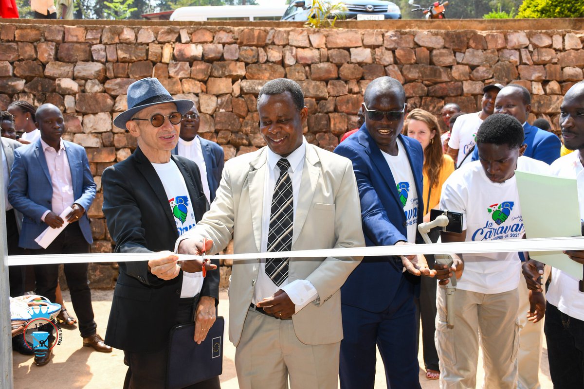 Gitega's tweet image. Inyuma yo kuganira na Buramatari, @ClaudeBochuEU yaciye agendera kaminuza y'ubuhinga ya Gitega @UPGBurundi aho huguruwe icese Ikigo c'ubushakashatsi gifasha urwaruka kwungura ubwenge n'ubumenyi #IDEASBOX, mubijanye no kwironderera akazi no gushira ahabona indoto zabo . #Burundi