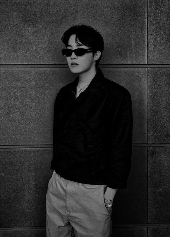 Silvia20137's tweet photo. I vote #JHope from #BTS to #TOP100KPOPRAPPERS @TOP100KPOP
ریپ و ریت؟💜 https://t.co/8bsINtqmTU