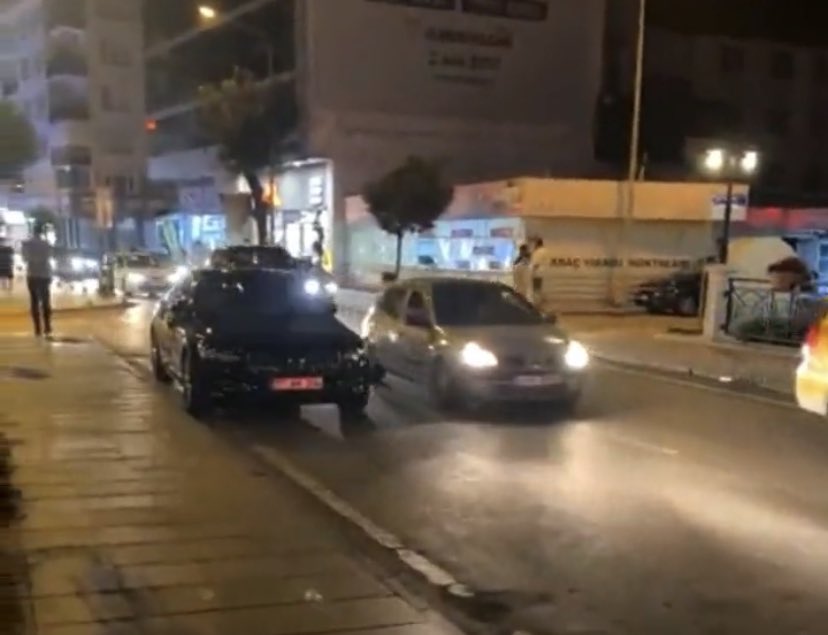 Yalova'da Recep Adıgüzel adlı bir vatandaş, AKP Milletvekili Meliha Akyol'a ait otomobilin yasak yere park ettiğini görüp 155 ihbar hattını arayarak şikayetçi oldu.

Olay yerinden 1 saat 45 dakika canlı yayın yapan Adıgüzel, trafik polisinin gelmesini beklerken, asayiş polisi