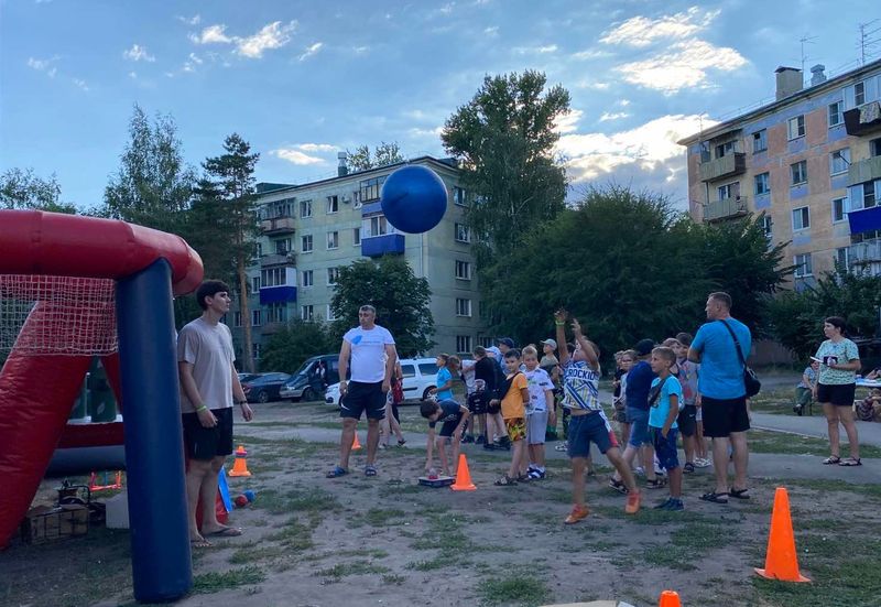 Огромные мячи в гигантской корзине и пустынный кактус в обручах: как юные горожане проводят каникулы #syzran #сызрань syzran-small.ru/news-78831