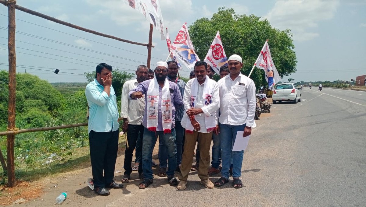 Sarvepalli_jsp's tweet photo. #సర్వేపల్లి నియోజకవర్గం లోని వెంకటాచలం మండలంలో ఏర్పాటు చేసిన ఫ్లెక్సీలను చించివేత పై ఈరోజు స్థానిక పోలీస్ స్టేషన్లో కంప్లైంట్ ఇవ్వడం జరిగింది
#Hello_apByeByeYCP
@JanaSenaParty
@JSPShatagniTeam
@PawanKalyan
@NagaBabuOffl https://t.co/hJPEsHGHNP