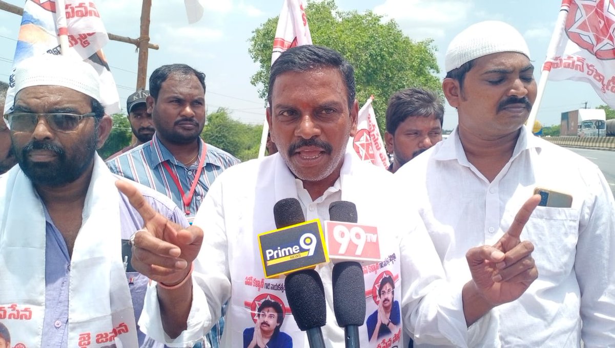 Sarvepalli_jsp's tweet photo. #సర్వేపల్లి నియోజకవర్గం లోని వెంకటాచలం మండలంలో ఏర్పాటు చేసిన ఫ్లెక్సీలను చించివేత పై ఈరోజు స్థానిక పోలీస్ స్టేషన్లో కంప్లైంట్ ఇవ్వడం జరిగింది
#Hello_apByeByeYCP
@JanaSenaParty
@JSPShatagniTeam
@PawanKalyan
@NagaBabuOffl https://t.co/hJPEsHGHNP