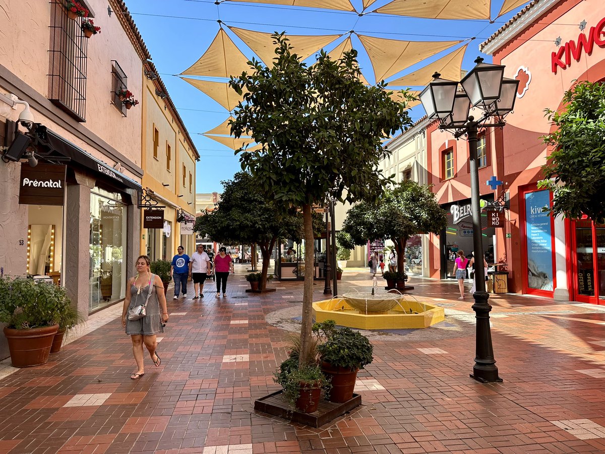 giraldeo's tweet photo. ¿Cómo debe ser una ciudad que favorezca al comercio? Mirad estas calles: ejes peatonales clave, árboles de porte y sombra, espacios de ocio, mobiliario urbano accesible, una proporción aceptable de espacio libre y terrazas, elementos de sombra adicionales como toldos, áreas estanciales gratuitas…

Pero es todo de mentira, no es un pueblo real. Es el centro comercial Plaza Mayor, en Málaga. Muy similar a otros como Las Rozas Village en Madrid. Es llamativo cómo en un complejo comercial privado se busca lo que en muchos lugares reales se critica como perjudicial al comercio. ¿Que peatonalizar una calle es su ruina comercial? Jamás hemos visto eso.

Salvando las distancias (por supuesto, no somos ingenuos), son muy curiosas este tipo de experiencias. Se construye una ciudad de cartón piedra para imitar ¿una ciudad ideal? Parece que más o menos se tiene claro cómo debe ser.