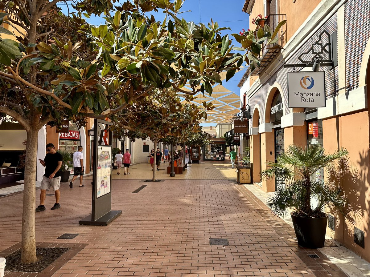 giraldeo's tweet photo. ¿Cómo debe ser una ciudad que favorezca al comercio? Mirad estas calles: ejes peatonales clave, árboles de porte y sombra, espacios de ocio, mobiliario urbano accesible, una proporción aceptable de espacio libre y terrazas, elementos de sombra adicionales como toldos, áreas estanciales gratuitas…

Pero es todo de mentira, no es un pueblo real. Es el centro comercial Plaza Mayor, en Málaga. Muy similar a otros como Las Rozas Village en Madrid. Es llamativo cómo en un complejo comercial privado se busca lo que en muchos lugares reales se critica como perjudicial al comercio. ¿Que peatonalizar una calle es su ruina comercial? Jamás hemos visto eso.

Salvando las distancias (por supuesto, no somos ingenuos), son muy curiosas este tipo de experiencias. Se construye una ciudad de cartón piedra para imitar ¿una ciudad ideal? Parece que más o menos se tiene claro cómo debe ser.
