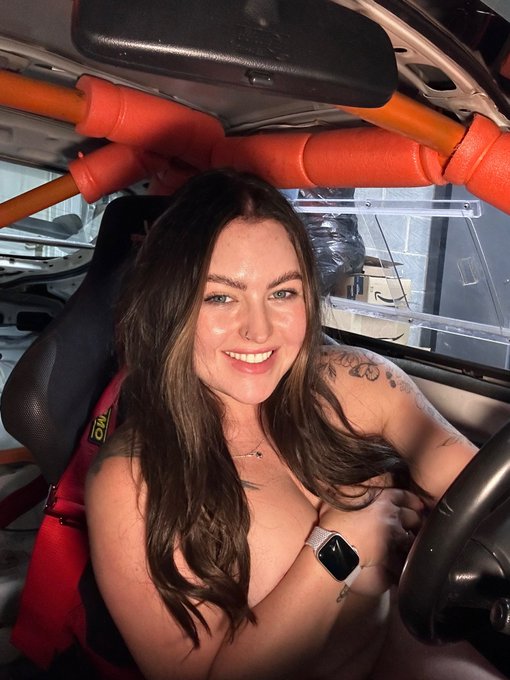 Revealing my track car on my onlyfans today in the most revealing way 😉🏎️ https://t.co/tw1J16bLWz