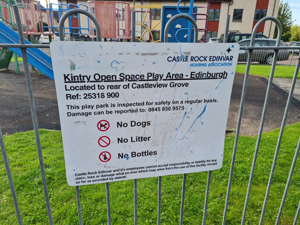 WillemsAriane's tweet photo. @Edinburgh_CC  are you responsible.for this playground? There's glass on the floor and tried to report it 2 weeks already. I keep being sent everywhere without progress and kids still playing there. https://t.co/auyVTPa943