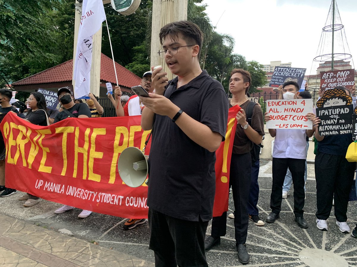 AngTagamasidUPM's tweet photo. Brandon, 44th UPM USC: “Ramdam na ramdam ng ating bayan ang epekto ng budget cut sa UPM … Ang kawalan ng pondo sa ating pamantasan ay kawalan ng pondo para sa ating mga mag aaral at sa mga pumupunta ng PGH para magpagamot.”

#FirstDayRage
#OneUPM
#NoToBudgetCuts https://t.co/vE1n0PhmcX
