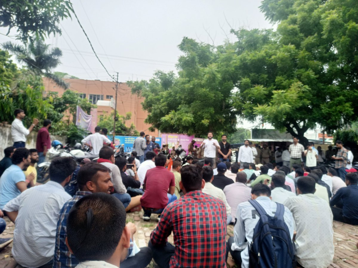 _SauravSingh_'s tweet photo. B.Ed Students Army🔥✊⚖️ 
We Want justice ⚖️⚖️

#BEdWantsOrdinancePRT
#BEdWantOrdinancePRT
@ajitanjum @TheLallantop @PMOIndia @ncteDelhi @KanhaiyyaKumar https://t.co/MRjxXN94dp