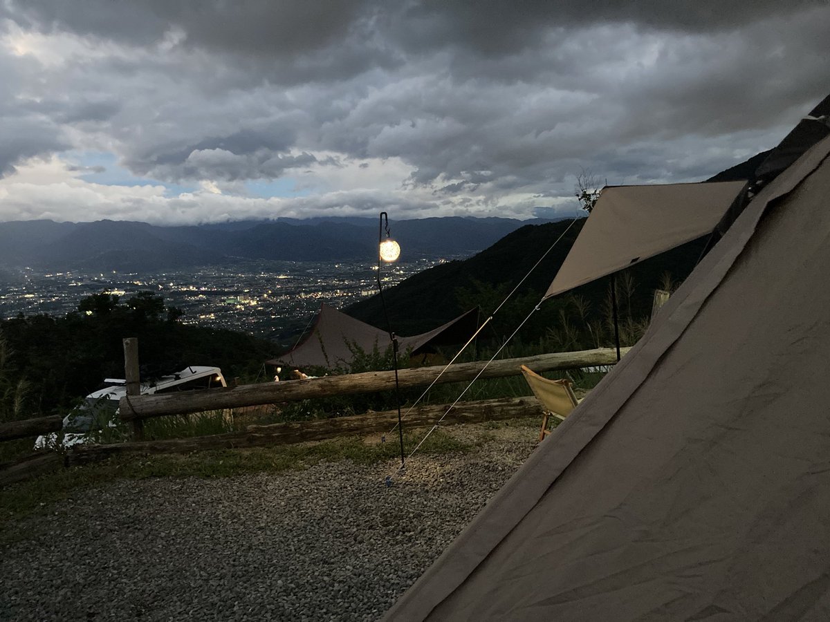 setsuo6235's tweet photo. 今年2回目のほったらかし。富士山は拝めそうにないけど、夜景は良かったです。
#ほったらかしキャンプ場
#横浜サイト
#サンゾクマウンテン
#アルニカ https://t.co/D6apWpaE5A