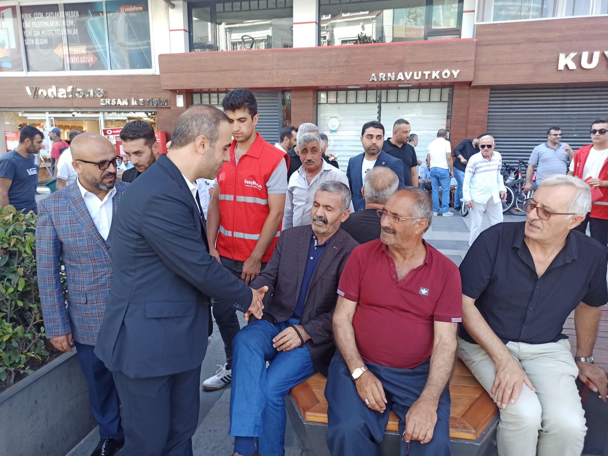 Yeniden Refah Partisi Arnavutköy İlçe Başkanı Abdürrezzak İLBEYİ esnaf ve vatandaşlar tarafından yoğun bir ilgi ve sevgiyle karşılanıyor. 
İLBEYİ :
90'lı yılarda olduğu gibi Arnavutköy, Yeniden Refah Partisi ile 'Milli Görüş' belediyeciliğine yeniden kavuşacak dedi."