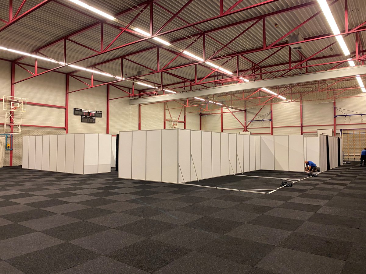 Sporthal De Noort Syde wordt klaargemaakt voor de crisisnoodopvang. De vloerbedekking ligt erin en de wanden worden geplaatst. Benieuwd hoe de opvang eruit ziet? Vrijdag tussen 14.00 – 15.30 staat de deur van de sporthal voor u open. Meer informatie: obi41.nl/yc2tc5tc
