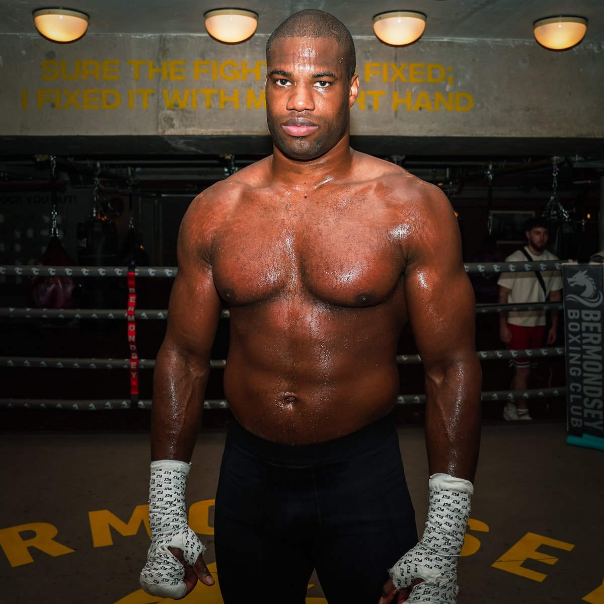 devsahni's tweet photo. Too much 𝙔𝙊𝙐𝙏𝙃 👶 
Too much 𝙎𝙏𝙍𝙀𝙉𝙂𝙏𝙃 💪 
Too much 𝙎𝙄𝙕𝙀 😲
Too much 𝘼𝘾𝙏𝙄𝙑𝙄𝙏𝙔 🥊 
Too much 𝙁𝙀𝘼𝙍𝙇𝙀𝙎𝙎𝙉𝙀𝙎𝙎 😤 
Too much 𝙋𝙊𝙒𝙀𝙍 🧨 

Usyk is a modern boxing great 💯 

But he relies on speed, movement and reflexes. In a few months he will be 37 years old and has boxed just 4 times since 2019.

Daniel Dubois is 25 years old and has boxed 11 times since 2019.

𝙉𝙊𝘽𝙊𝘿𝙔  has hit Usyk like Dubois will hit him on Saturday night on TNT Sports Box Office (which is available to buy at £19.95 and is also on ESPN+ in the states).

#UsykDubois
