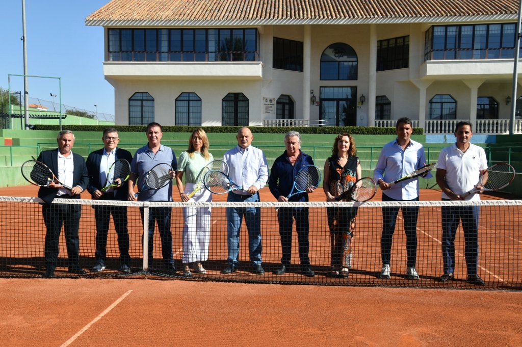 dipualba's tweet photo. 🎾 @santicenizate ha mostrado nuestro #apoyo a la I #CopaLeyendas del #tenis que se estrenará este #septiembre en #Albacete🆎️ buscando consolidarse en el circuito internacional sénior #ATP.
💬 "Quien haya sido algo en el Tenis, pasará por aquí" 😜🔝
🌐 https://t.co/UsZwzFygyy https://t.co/TNZc8RsNCr