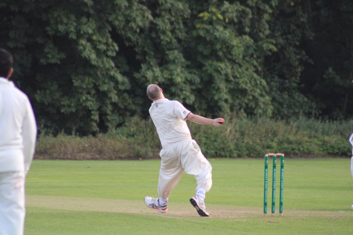 WillTaylorr_92's tweet photo. @ThatsSoVillage @LindumCC 2nd XI - bowler forgot his playing trousers. Only spare pair in the rooms... 4XL. https://t.co/48qKAggJzu