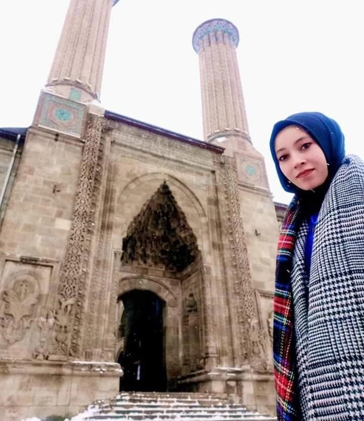 Fotoğraftaki kişi Merve Acar, kendi halinde markette çalışan 25 yaşındaki bir kadın..
Hem birikim, hem de evin geçimi için çalışıyordu, akşam eve gideceğini düşünüyordu fakat öyle olmadı.
Denizli'de amcaoğulları birbirleriyle çatıştı. Kuzenlerden biri korktu ve markete girip, 25