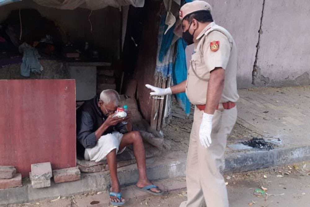 Boo46934Boora's tweet photo. दिन हो या रात, धूप हो या बरसात,
आपकी सेवा के लिए Police है आपके साथ। हरियाणा पुलिस                                                           #बेसहाराहरियाणापुलिस https://t.co/mrWp45qEKs