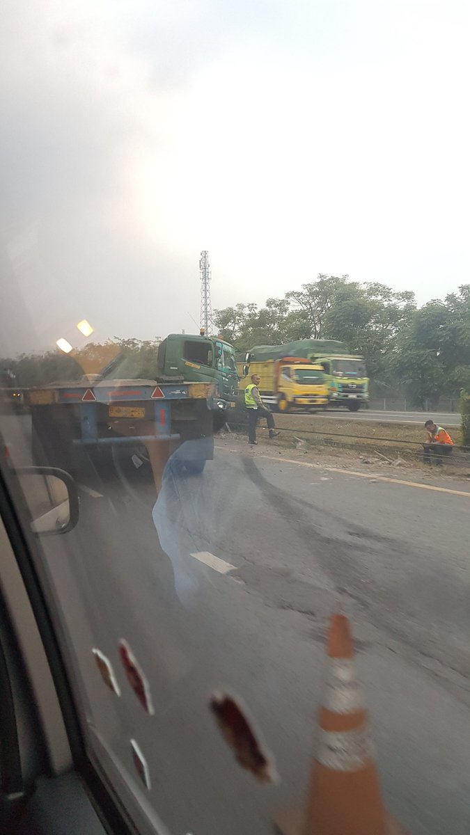hanifaryo_'s tweet photo. Tol Merak-jakarta km79 kecelakaan trailler @tol_mms https://t.co/vT44Jp6uiy