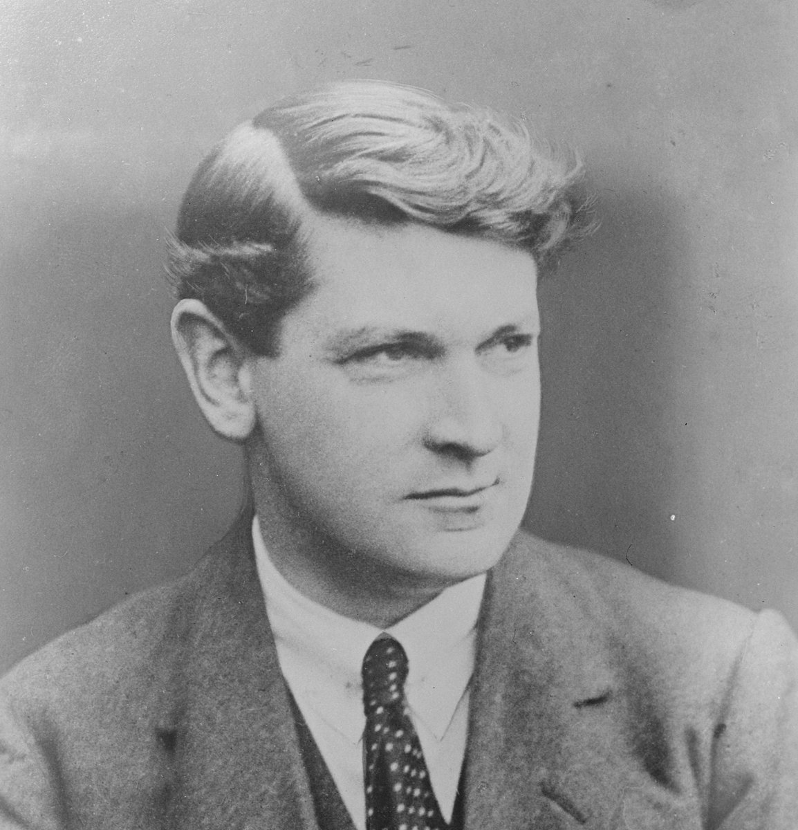 ExpGlasnevin's tweet photo. Today we remember Michael Collins, who was killed during an ambush at Béal na Blath, 101 years ago today. His final resting place is the most visited grave in #GlasnevinCemetery, with flowers placed there daily by people from around the world.

#OTD #IrishHistory #MichaelCollins https://t.co/2wzLXJf8hd