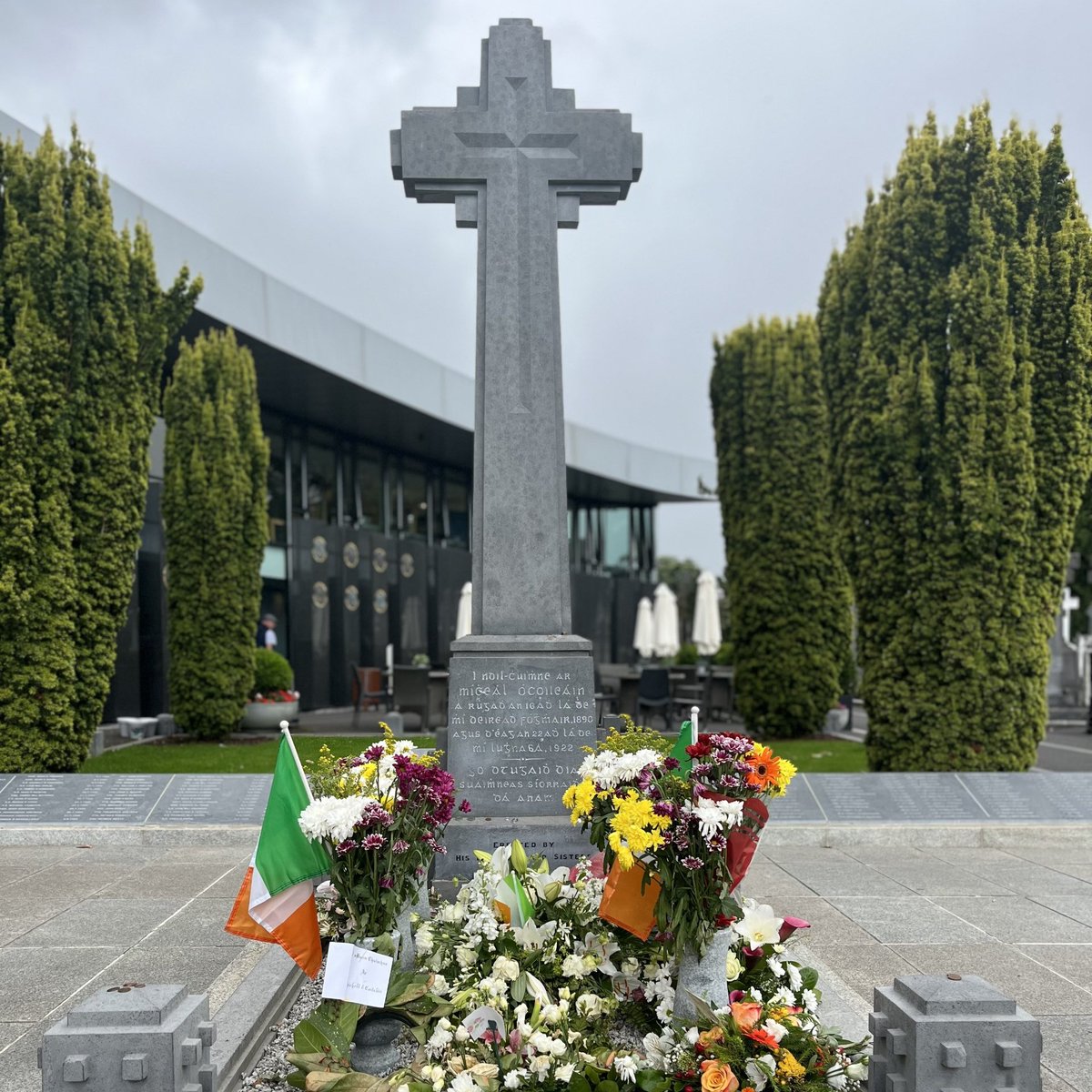 Today we remember Michael Collins, who was killed during an ambush at Béal na Blath, 101 years ago today. His final resting place is the most visited grave in #GlasnevinCemetery, with flowers placed there daily by people from around the world.

#OTD #IrishHistory #MichaelCollins