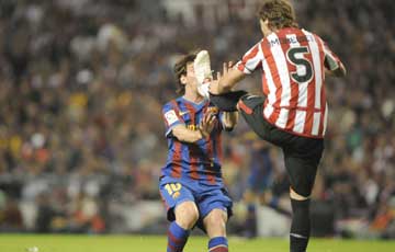 DONRAMN05981803's tweet photo. @ElInmortal____ Messi es el jugador más protegido de la historia:
Pues yo al único jugador que he visto que le han dado una patada en la cara, se le haya pisado la mano estando en el suelo, le hayan doblado el tobillo en 180 grados y le hayan partido la boca con un codazo es a Messi https://t.co/o96CziCpnY