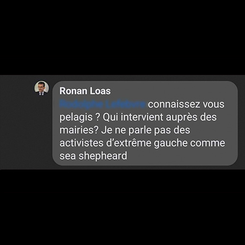 SeaShepherdFran's tweet photo. Bébé phoque mort sur une plage de Ploemeur, l’étrange attitude du maire Ronan Loas

Un bébé phoque est mort dimanche après plusieurs heures passées au soleil sur une plage bondée et sans qu’aucune assistance ne lui soit portée. L’instruction de ne pas intervenir a été donnée par Pélagis. Sur ses réseaux sociaux, Monsieur le Maire Ronan Loas affirme que tous les protocoles ont été respectés et que les consignes données par Pélagis respectent le cadre légal.
Nous avons signifié poliment à Ronan Loas que ça n’est pas le cas et que la gestion de cet animal a été complètement défaillante, Pélagis n’ayant pas respecté les protocoles vétérinaires et le plus élémentaire bon sens au regard de ce cas de figure. Ronan Loas a effacé notre commentaire et nous a bloqué sur Facebook et sur Twitter.

Il répond également à quelqu’un qui l’interpelle : « Connaissez-vous Pélagis ? Qui intervient auprès des mairies ? Je ne parle pas des activistes d’extrême gauche de Sea Shepherd ». 
N’en déplaise à Monsieur Le Maire, visiblement à court d’arguments, nos équipes sont composées de scientifiques, de vétérinaires et de soigneurs, pleinement habilités à intervenir. Le plus proche d’entre eux est soigneur animalier, capacitaire phoques, bien connu du Réseau National Echouage et de Pélagis qui fait le choix de pas faire appel à lui pour des raisons purement politiques.

Ronan Loas fait également dans le cynisme en répondant « sa mère » à la question d’un internaute qui lui demande qui a pris la décision de laisser ce bébé seul sur une plage bondée en plein soleil….

A ce stade, ni la mairie ni Pélagis ne reconnaissent que tout n’a pas été fait dans les règles pour venir en aide à cet animal. Ça n’est pas la première fois que nous sommes confrontés au diktat de Pélagis sur des interventions de mammifères marins en détresse pour lesquels nous aurions pu aider, si seulement nous avions été prévenus.

Le monopole dictatorial exercé par Pélagis en France empêche de donner toutes leurs chances à des animaux qui ont besoin d’aide (ou d’aider à partir des animaux qui sont dans des situations désespérées et qui souffrent bien plus longtemps qu’ils ne le devraient).
Ce petit phoque ne doit pas être mort pour rien. Les choses doivent changer dans ce pays.

@Ecologie_Gouv @MerGouv @HerveBerville @VillePloemeur