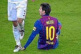 DONRAMN05981803's tweet photo. @ElInmortal____ Messi es el jugador más protegido de la historia:
Pues yo al único jugador que he visto que le han dado una patada en la cara, se le haya pisado la mano estando en el suelo, le hayan doblado el tobillo en 180 grados y le hayan partido la boca con un codazo es a Messi https://t.co/o96CziCpnY