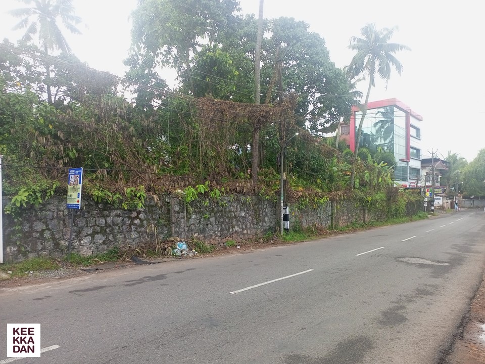 keekkadan's tweet image. #COMMERCIALPLOT
#FORSALE #THIRUVALLA

15 CENTS | 2.25 CRORES

The proposed plot is ideal for developing any small to medium scale resi or comm project.

This flood immune plot is situated in the central loc and offers a 40 FEET clear Tvla-Mallappally Rd frontage.

T: 0469-2745500