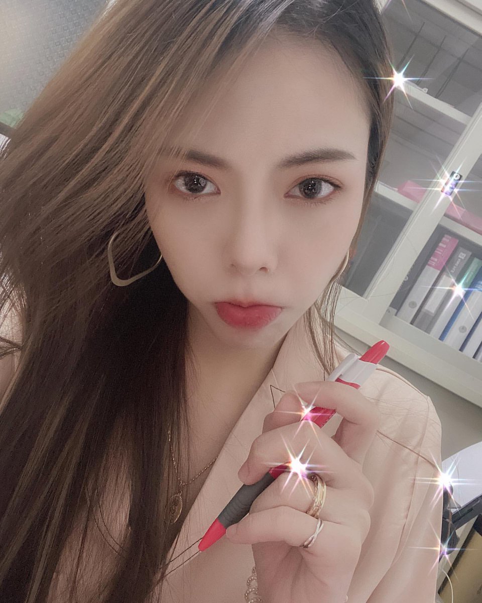 030______030's tweet photo. 看到下面員工都在過七夕
讓我這個主管真的羨慕忌妒恨餒😑
年少不知姊姊好 姊姊可以把你當成寶
與一個少女談戀愛 不如來跟姊姊說說心裡話
無奈七夕只能一個人過😫😫😫 https://t.co/pag8oeYGya