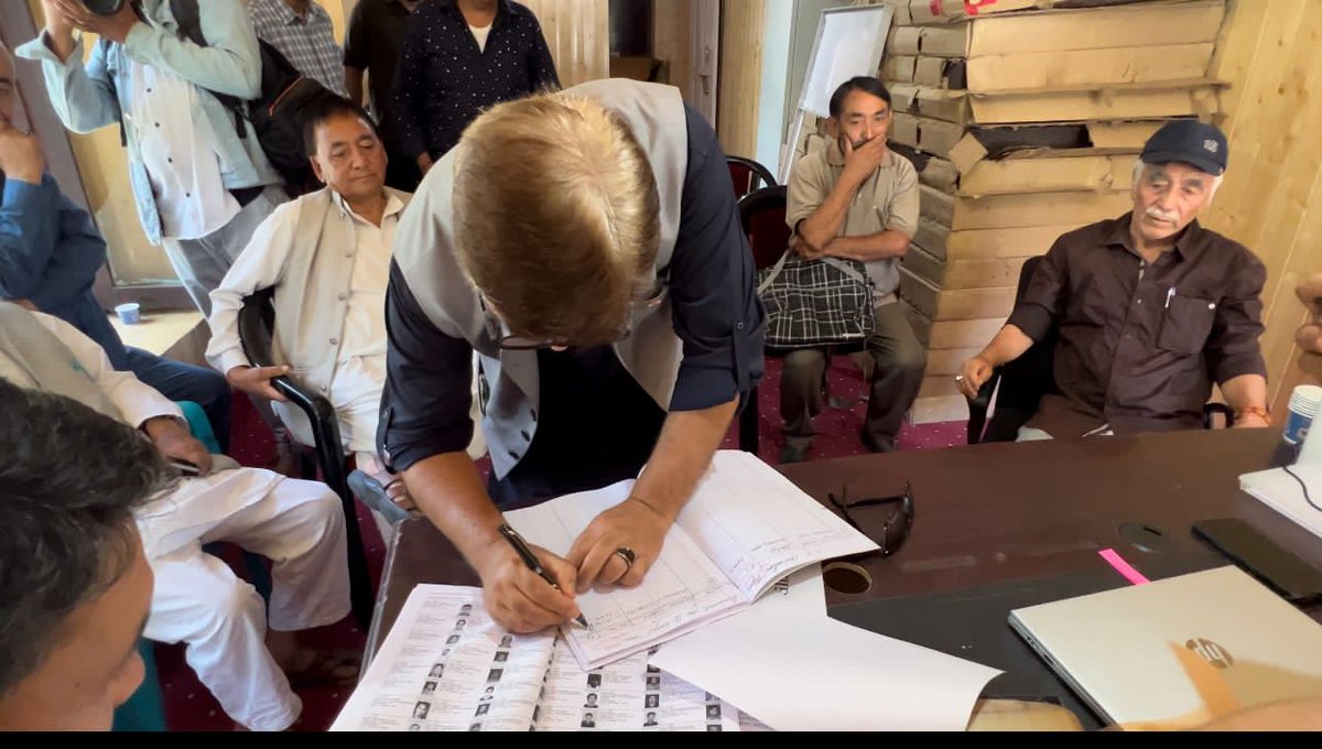 EarthNewsLadakh's tweet photo. #DrRazaAbbasi, Ex- Director, Sheep & Animal Husbandry and Fisheries Deptt. filed his nomination as Independent candidate from #11KargilTownConstituency at TaRac Kargil along with his supporters.
#5thLAHDCKargil elections https://t.co/zmD0mUf64n