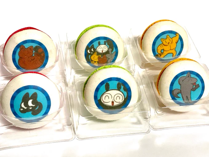 なんと!この度…  ケーキとマカロンになりました…!  ●  本日発売です!!!!!ウレシイ… 缶バッジもついてきます!!!! お祝いなどにいかがでしょうか…!