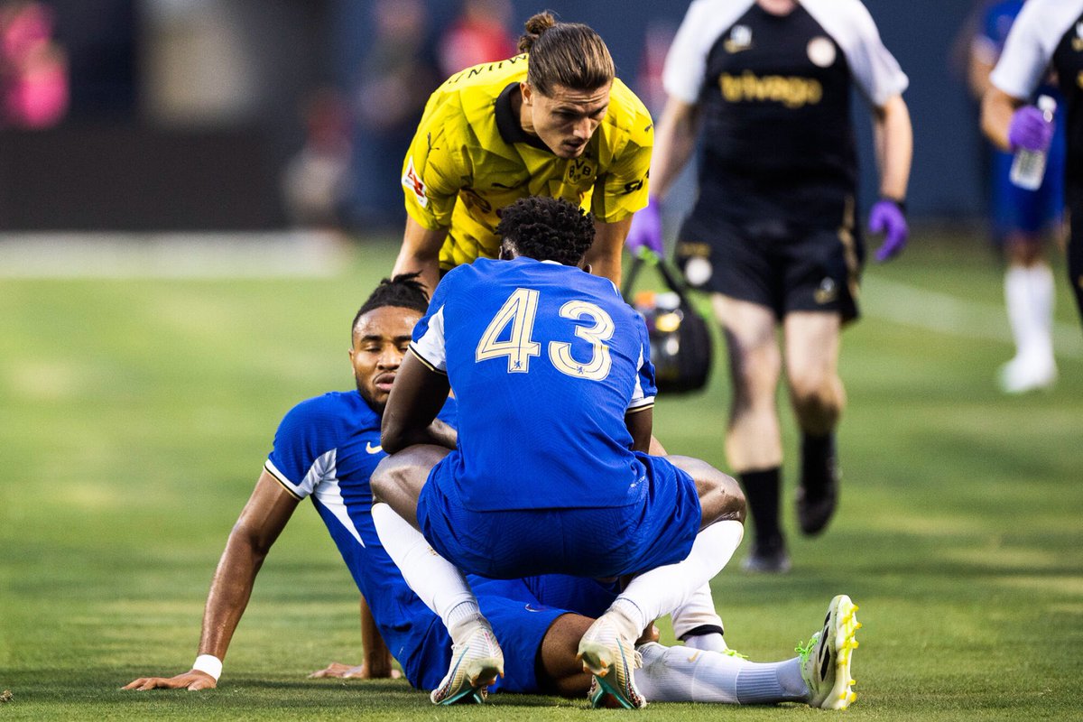 ActuFoot_'s tweet photo. Chelsea annonce la blessure de Carney Chukwuemeka. Opéré du genou, il sera absent 6 semaines.

Les Blues font face à une véritable hécatombe en ce moment. 😰🏥

🤕 Carney Chukwuemeka (𝗚𝗲𝗻𝗼𝘂)
🤕 Reece James (𝗜𝘀𝗰𝗵𝗶𝗼𝘀)
🤕 Christopher Nkunku (𝗚𝗲𝗻𝗼𝘂)
🤕 Wesley Fofana (𝗟𝗶𝗴𝗮𝗺𝗲𝗻𝘁 𝗰𝗿𝗼𝗶𝘀𝗲́)
🤕 Benoît Badiashile (𝗜𝘀𝗰𝗵𝗶𝗼𝘀)
🤕 Armando Broja (𝗚𝗲𝗻𝗼𝘂)
🤕 Trevoh Chalobah (𝗠𝘂𝘀𝗰𝘂𝗹𝗮𝗶𝗿𝗲)
🤕 Marcus Bettinelli