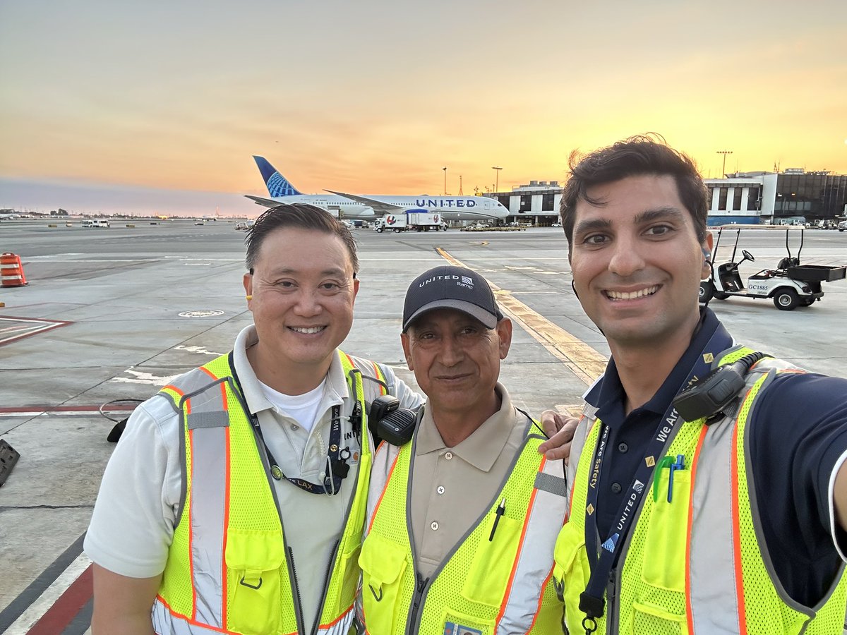 Stopping by to say happy birthday to one of the best Ramp Leads in LAX. Happy birthday Francisco. @united  @Oscar7GP @rob_flyin @veronicajolax @anthonychin888 @BehennaLinda @SKaisuka @dclove20 @BusOfficeLAX @AOSafetyUAL @mcgrath_jonna