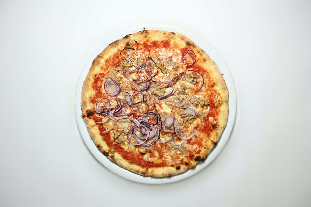 bouf_e's tweet photo. Chez #eBouf, nous célébrons la tradition gourmande avec une variété de pizzas artisanales qui incarnent des cultures et des saveurs uniques. Celle ci par ex, Saboulè suiii gnoédé 😅

Seuls nos ami(e)s du Togo comprendront 😎

Commandez maintenant 👇
Lien disponible dans la bio https://t.co/CZo5JZbZxf