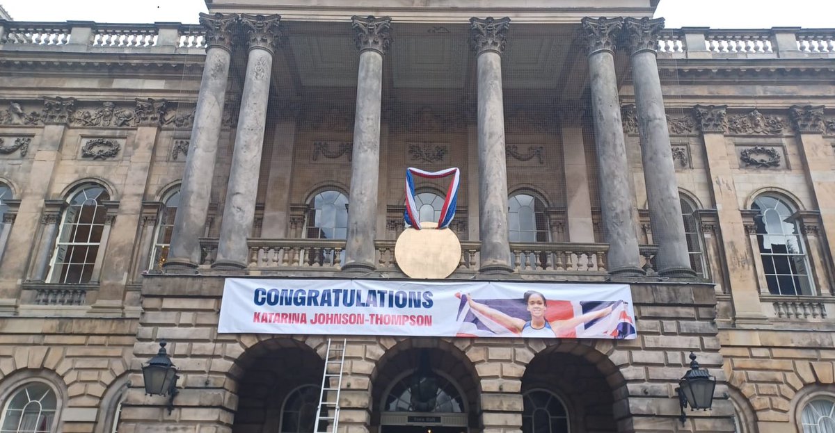 Nothing says congratulations for being World Athletics heptathlon gold medallist, quite like a giant gold medal and banner adorning @TownHallLpool . Well done @JohnsonThompson this city is very proud of you. 🎖️📷✨