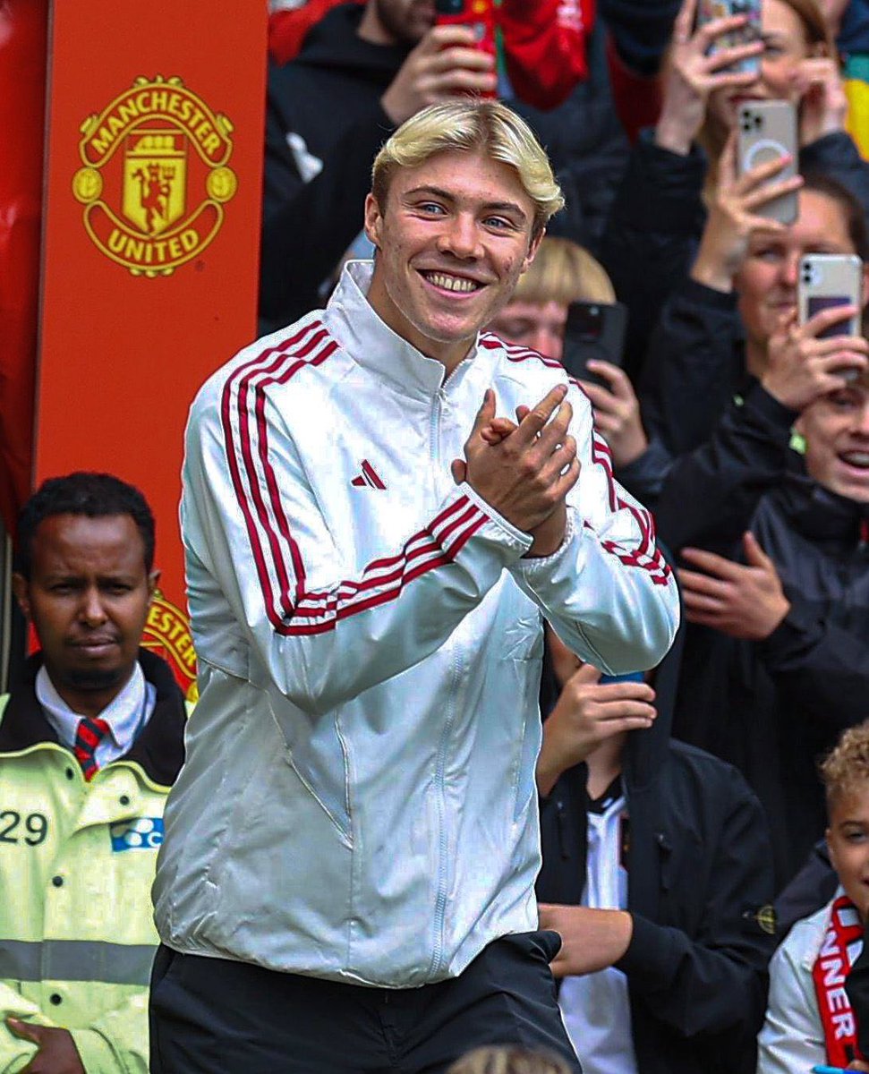 AlternativeMUFC's tweet photo. Come on son, chop chop. https://t.co/AKBXaMAjfA