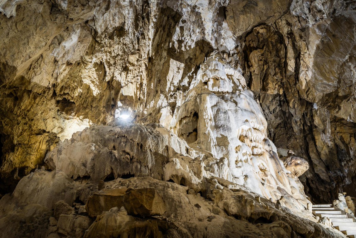 The Harmanec Cave is located in the Great Fatra mountains and is enchanting with its rich snow-white stalactite decoration, domes, waterfalls, and ponds.

🌐Find out more: slovakia.travel/en/harmanecka-…

#travel #cave #slovakia #nature #visitslovakia
