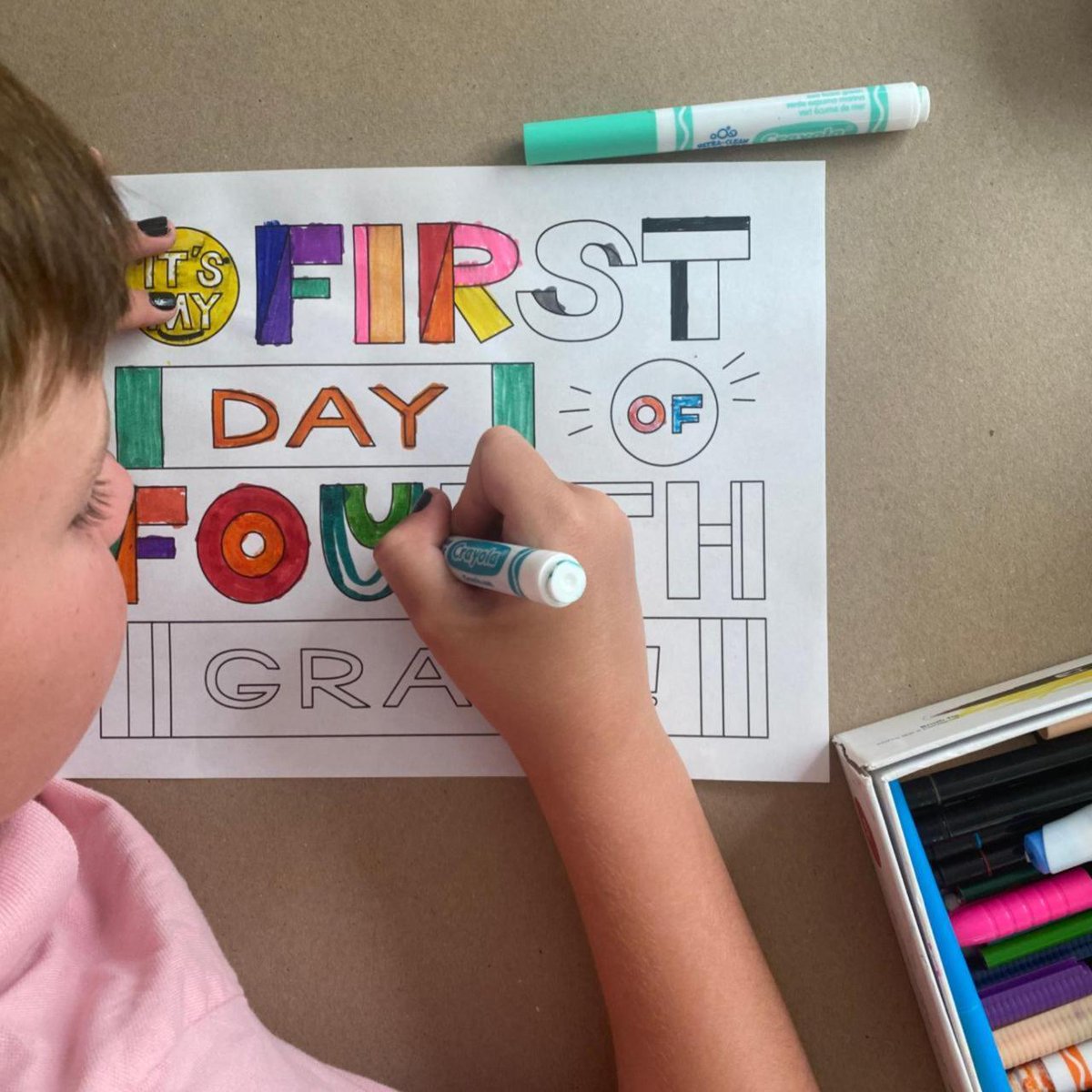 WeAreTeachers's tweet photo. The cutest first-day-of-school signs you ever did see! 🖍️❤️🎒
Print, color, and snap some adorable first-day photos. 😍

They're free to grab! 👉️ https://t.co/SpRnRe7pNW https://t.co/8BQucYMipZ