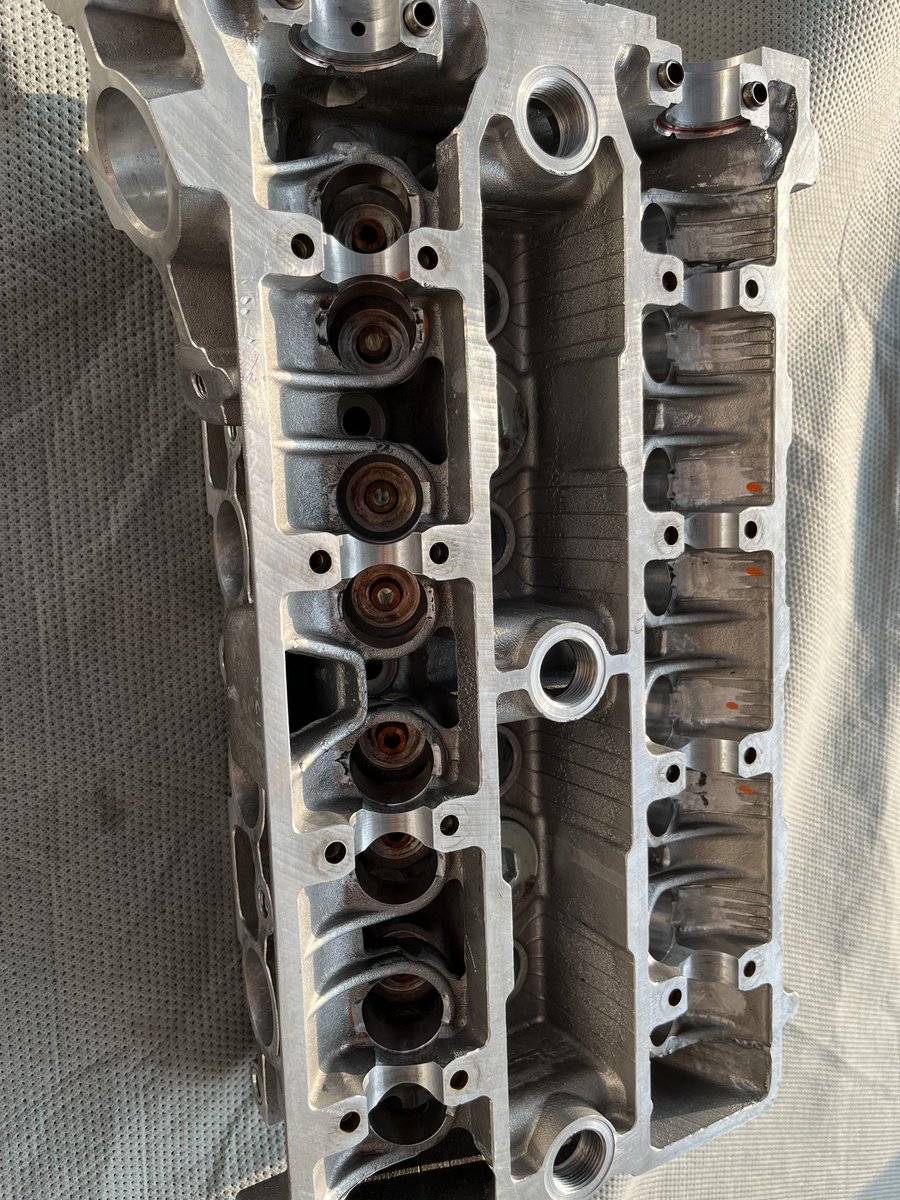 ShonanEngine's tweet photo. カムノー��逃げ加工、12.4mmリフトなのでまあまあの削り、あとはカムカバーの裏。

#4AG変態カム
#4AGチューニング
#250馬力
#圧縮比は15 https://t.co/AS6ih4x5Hw