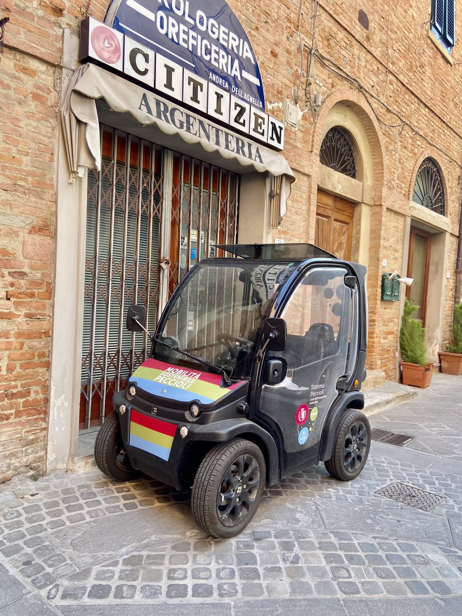 On my tour of Peccioli today I found out about how this small Tuscan village, dating back to C5 BC, is combatting climate change through art with polymers absorbing CO2 and these tiny electrical vehicles, free to those living in the village!🌍💪