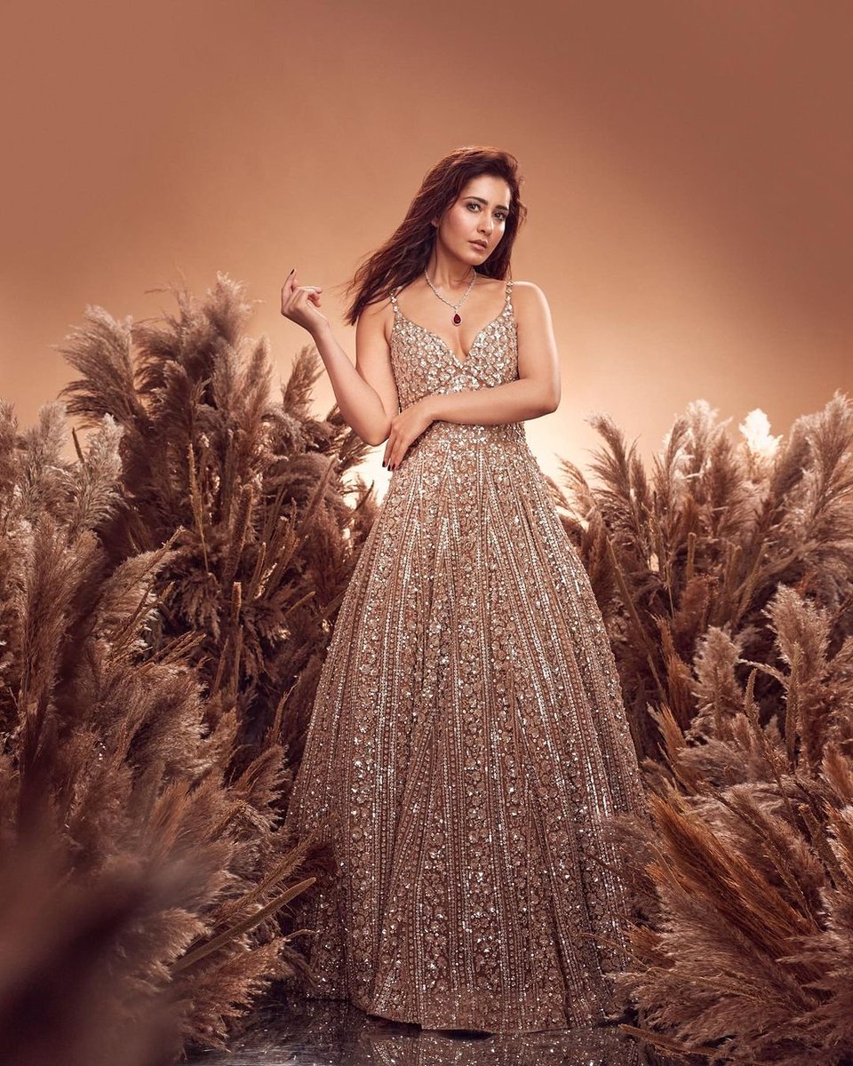 MediaYouwe's tweet photo. Glitz and Glamour✨
#RaashiiKhanna Dazzles in Shimmering Attire, Setting Hearts Aflutter❤️🔥
#Raashii #Aranmanai4 #Yodha #Methavi #Tollywood #YouWeMedia https://t.co/D0Id3MSUEI